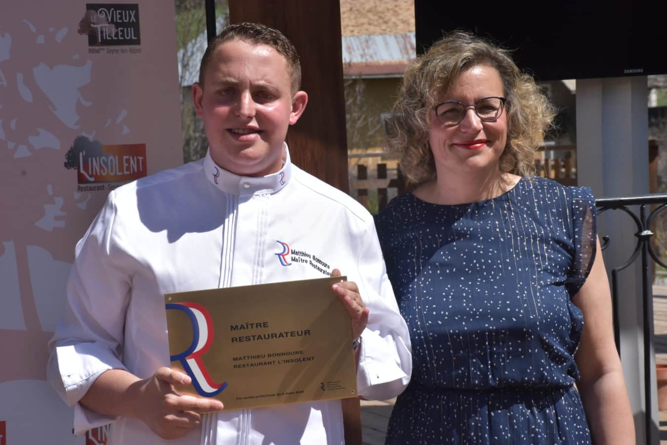 Maman et Matthieu avec la plaque