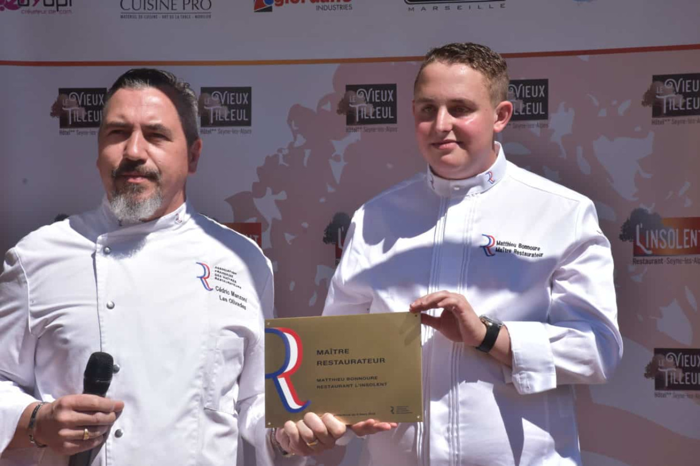 remise de plaque avec le chef manzoni